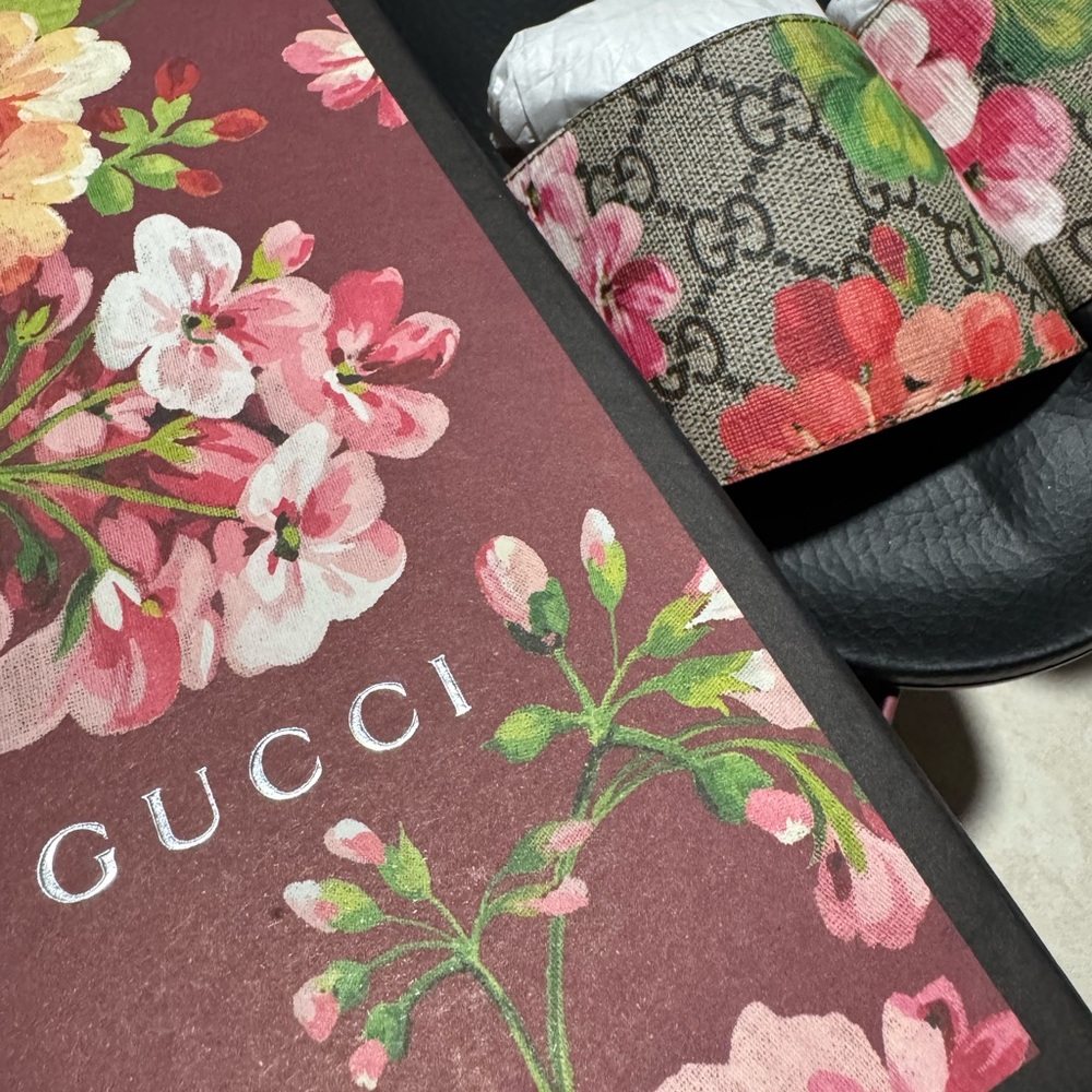 Gucci - Women's Pursuit Pool Slide Sandals